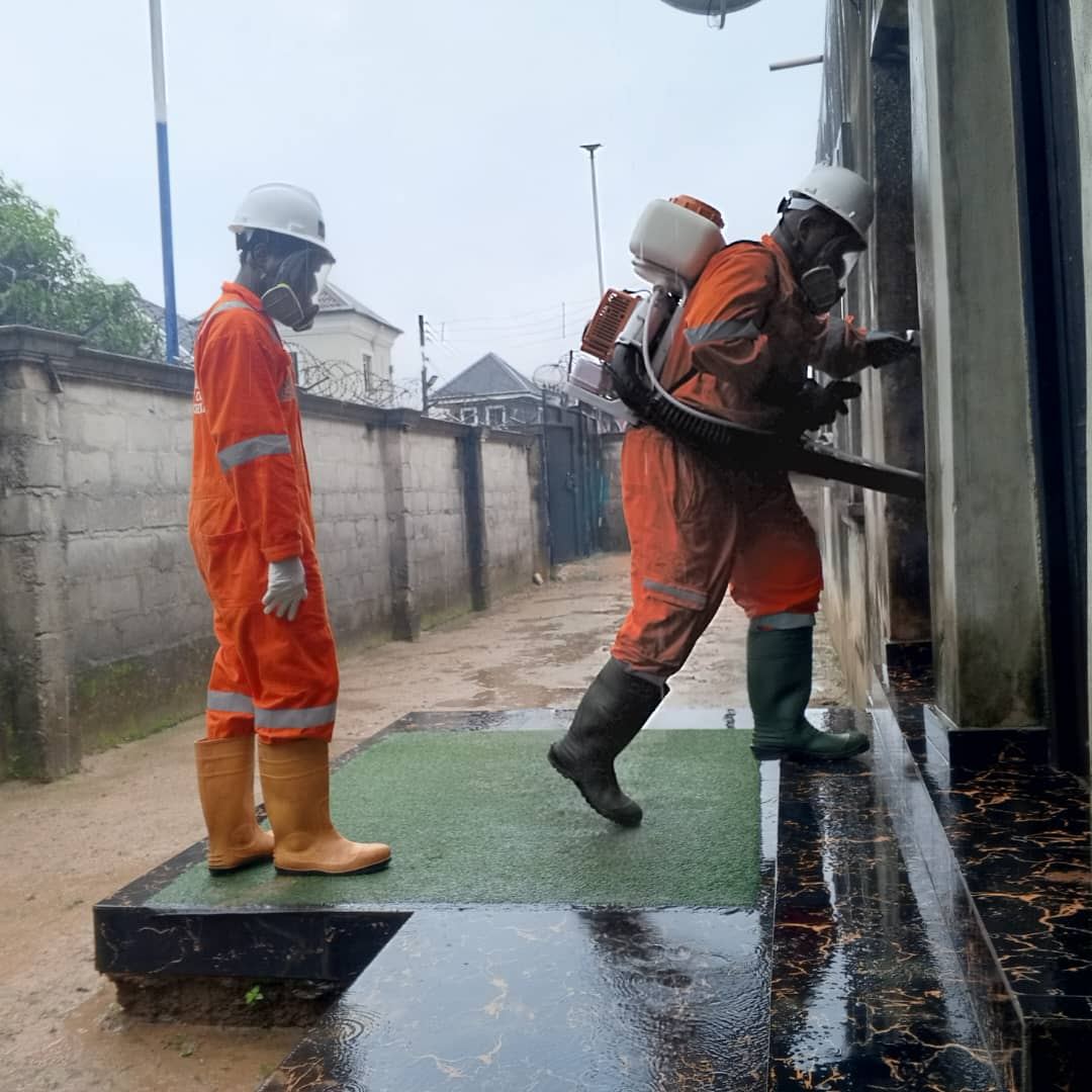 Ezhiomo crew in orange coveralls and hard hats on site